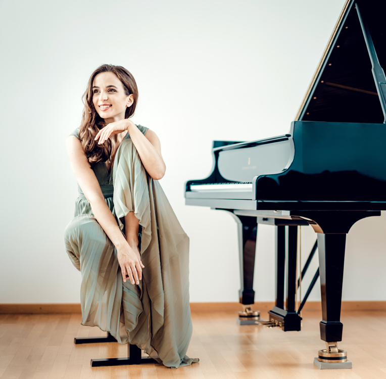 Mitra Kotte, Piano