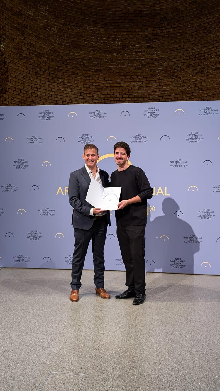 Presentation of the GENUIN special prize at the ARD Musikwettbewerb to Elad Navon